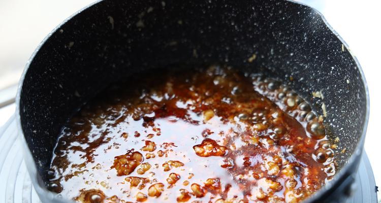 家常制作花椒油，一起来享受美味吧！（制作过程简单易学，轻松自制香辣调味佳品）