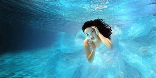 水下婚纱照的拍摄技巧（如何在水下创造出美丽动人的婚纱照片）
